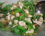 Foto langkah ke 8 dari resep Tumis kucai tahu teri lezat.