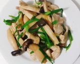 Hình bước làm 4 của món Thịt ức gà xào nấm