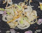 Foto langkah ke 4 dari resep Putih Telur Saus Pedas Manis.