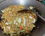 Foto langkah ke 3 dari resep Mie goreng.