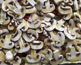 Foto del paso 2 de la receta: Pizza cuadrada con champiñones, cherrys, y 4 quesos