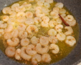 Foto del paso 2 de la receta: Tortilla de gambas al ajillo y patatas