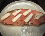 Foto del paso 2 de la receta: Tosta de salmón y queso de cabra