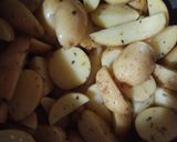 Foto del paso 3 de la receta: Papines al horno con Oliva y romero