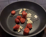 Foto del paso 1 de la receta: Guisantes, chistorra y huevo