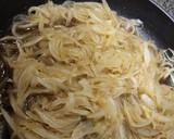 Foto del paso 2 de la receta: Tostadas de cebolla caramelizada, calabaza, queso y nueces