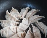 Foto langkah ke 4 dari resep Yaki Gyoza Ayam Udang.