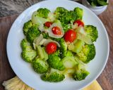 Foto langkah ke 5 dari resep Tumis Broccoli & Tomat Cherry.