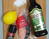 Foto langkah ke 1 dari resep Salmon Pan Fried with Asparagus.