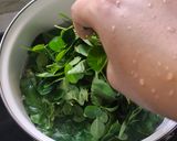 Foto langkah ke 3 dari resep Sayur bening daun kelor oyong super simpel.