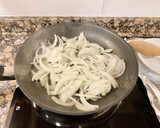 Foto del paso 3 de la receta: Salchichas frescas encebolladas