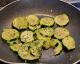 Foto del paso 2 de la receta: Cazuelita de calabacín y champiñones con bechamel gratinada