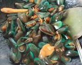 Foto langkah ke 7 dari resep Kerang Hijau Pedas Manis.