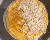 Foto del paso 2 de la receta: Tortipizza: tortita con tortilla francesa, pavo, mozzarella y tomate 💛