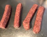 Une image de l'étape 1 de Saucisses aux tomates, courgette blanche et herbes aromatiques.