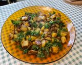 Une image de l'étape 10 de Pommes de terre sautées aux pickles, ail noir et persil.