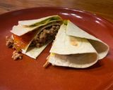 Foto del paso 12 de la receta: Tortilla trend con cerdo teriyaki, cebolla caramelizada, pepinillo encurtido y yema curada soja y PX