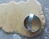 Foto del paso 5 de la receta: Galletas con flores y aroma a limón