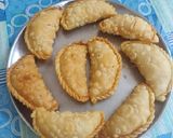 A picture of step 4 of Gujiya 😋😋.