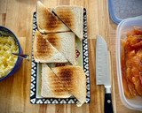 Foto del paso 2 de la receta: Mini tosta de salmón con huevo y cebolla