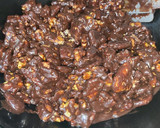 Foto del paso 4 de la receta: Tarta de galletas y chocolate con nueces