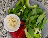 Hình bước làm 3 của món Râu mực xào lá quế