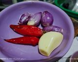 Foto langkah ke 2 dari resep Tumis Ikan Asin Anak Sarden.