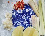 Hình bước làm 1 của món Mì ốc hến chua cay đậm đà