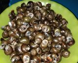 Hình bước làm 1 của món Ốc đắng kho sả ớt