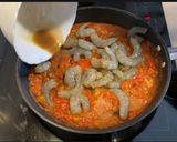 Foto del paso 4 de la receta: Pisto con langostinos, huevo y papas fritas