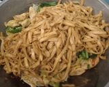 Foto langkah ke 8 dari resep Kwetiau Goreng Tek Tek.