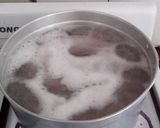 Foto del paso 2 de la receta: Chorizos a la pomarola con puré de papas