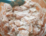 Foto del paso 2 de la receta: Dedos de pollo horneados con dips rosa y verde light