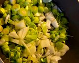 Foto del paso 1 de la receta: “Muslos de pollo al vino blanco con crema de puerros”