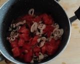 Foto del passaggio 4 della ricetta Calamari in umido con piselli e bruschette di pane