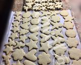 Foto del paso 5 de la receta: Tarta balón con galletas navideñas y frosting de turrón ⚽️