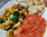 Foto del paso 9 de la receta: Almuerzo de calabacín🥒🫓🧀 salteado con salsa de tomate y pimiento rojo🍅🌶️🧅