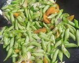 Foto langkah ke 8 dari resep Oseng Buncis Hati Pedas.