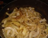 Foto del paso 2 de la receta: Hígado con cebolla y papas