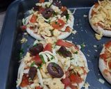 A picture of step 5 of Mini pizzas.