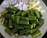 A picture of step 1 of Bhindi do pyaza.