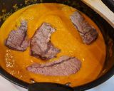 Foto del paso 5 de la receta: Filetes de ternera en salsa de pimientos verdes y rojos