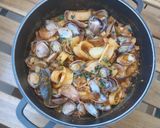 Foto del paso 7 de la receta Cazuela de calamares y almejas