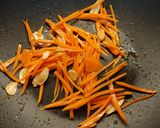 Hình bước làm 2 của món Măng Tây Xào Carrot