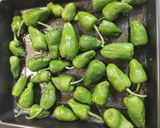 Foto del paso 2 de la receta: Pimientos del padrón al horno