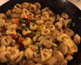Foto del paso 4 de la receta: Capelettini con salsa de tomate y champiñones