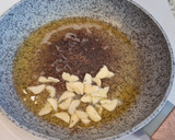 Foto del paso 2 de la receta: Espaguetis con pulpo al ajillo y salsa de tomate