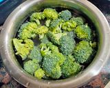 A picture of step 1 of Broccoli and potato soup.