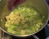 Foto del paso 1 de la receta: Crema de puerros con peras