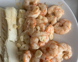 Foto del paso 6 de la receta: Bacalao skrei con gambones al ajillo, sobre cama de pimientos